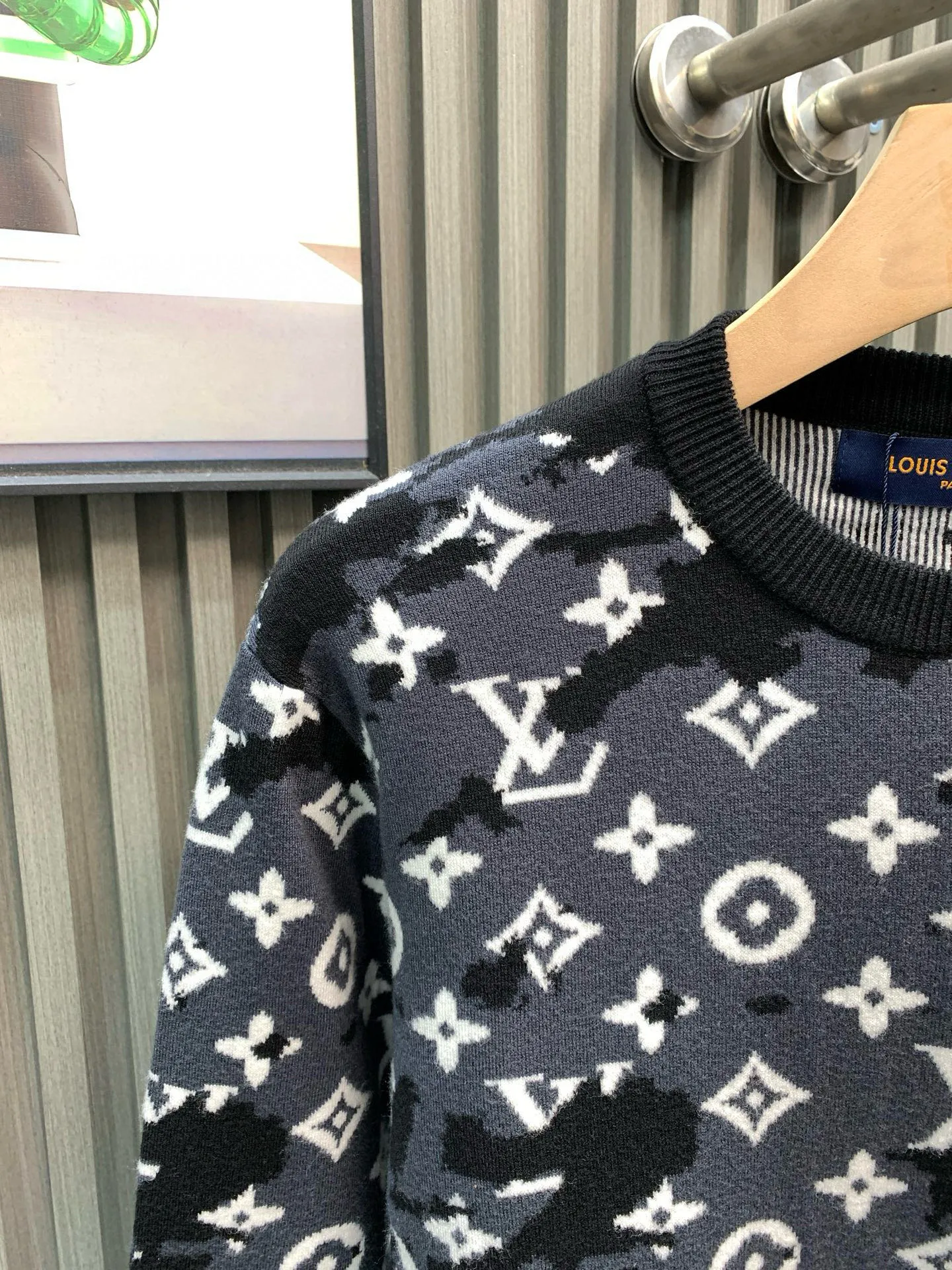 🅿️350 🀄️ Louis Vuitton Louis Vuitton 25*Lv rendering gradient same style distressed antique pullover sweater for men and women. Match-dyed wool blended cotton yarn. High weight and high density. Ultra-high quality. The wool is soft, delicate and skin-friendly. Soft and silky to the touch. Match-dyed high weight cotton yarn. Ensures no color difference. Uses four-hollow knitting method. Tight and textured. Durable, non-deformable and not easy to pilling. It has a soft and warm comfort that doesn’t stick to the body when worn alone. Classic knitted clothing is reinterpreted with exquisite details and iconic brand symbols to reinterpret the charming charm. This cardigan is made of knitted cotton and wool blended fabrics with comprehensive heavy-duty jacquard craftsmanship. All products are produced on imported looms. The details are clearly visible. A full set of customized trademarks, hang tags, and wash marks. The highest version on the market.